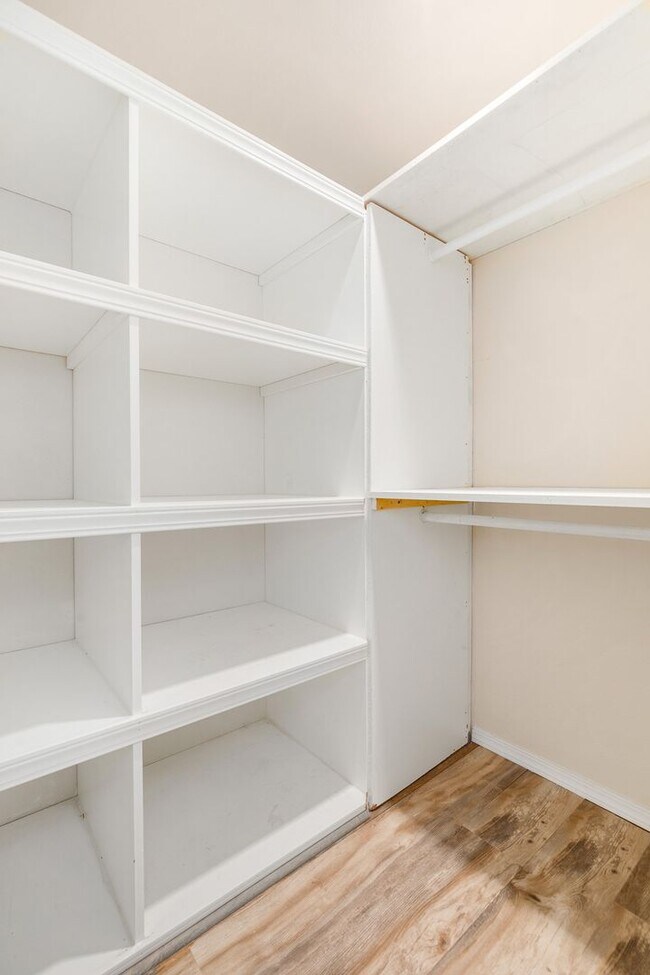 Building Photo - Beautifully updated Ground Floor 2 Bedroom...