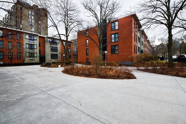 Building Photo - 28 Juniper St