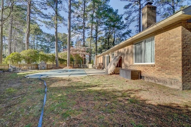 Building Photo - 3 bedroom 2 bath home Chesapeake home with a pool