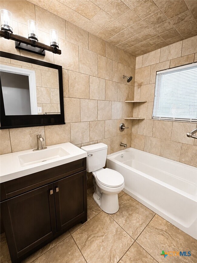 Building Photo - 807 Sandy Ct