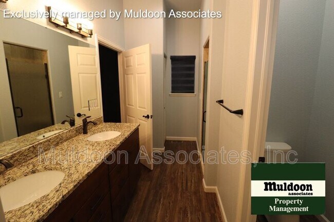 Building Photo - 1207 W De La Vista Ct