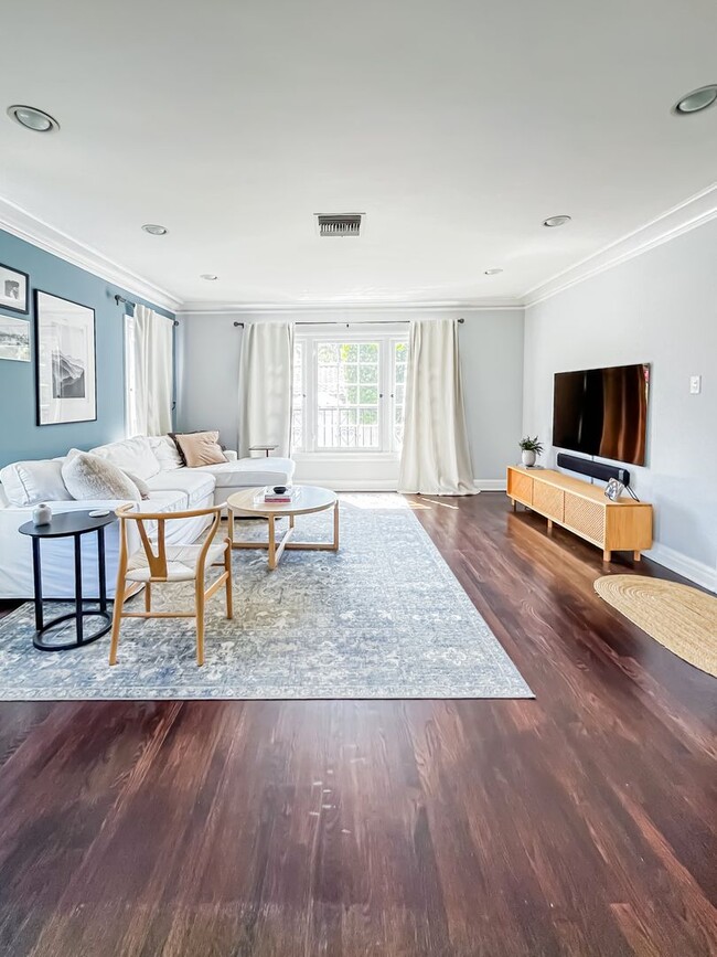 Building Photo - Unfurnished Light Filled Modern Spanish Home in Hollywood Hills