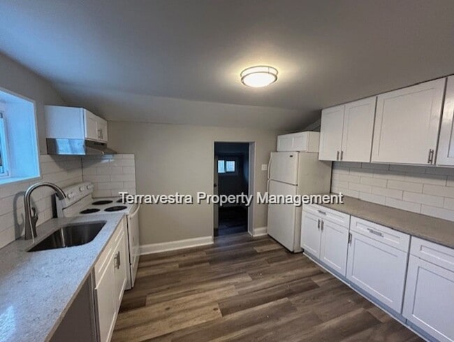 Building Photo - Renovated 3 Bed with parking! Eligible for $500 Security Deposit.