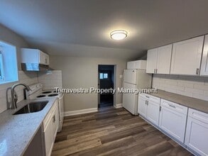 Building Photo - Lovely Renovated 3 Bed with parking! Eligible for $500 Security Deposit.