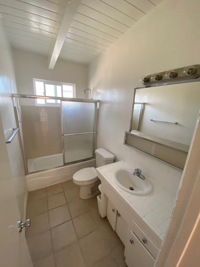 Building Photo - 11718 Victoria Ave