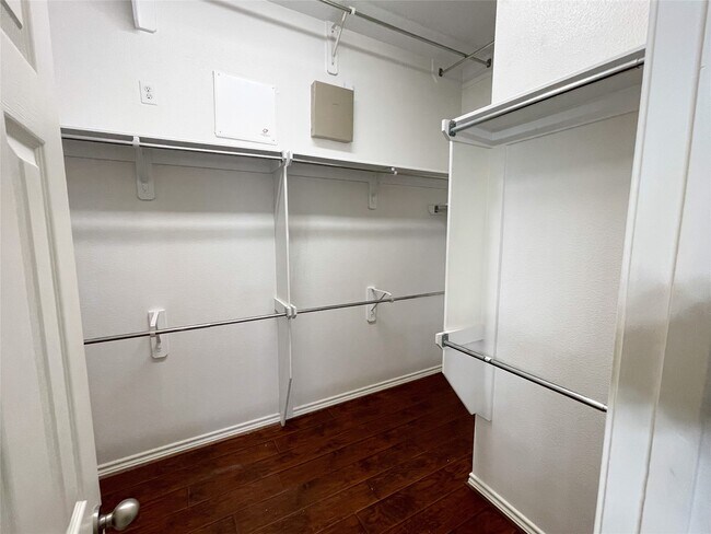 Building Photo - 4914 Surrey Park Cir