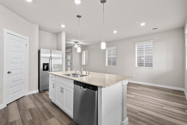 Building Photo - 594 Avisa Dr