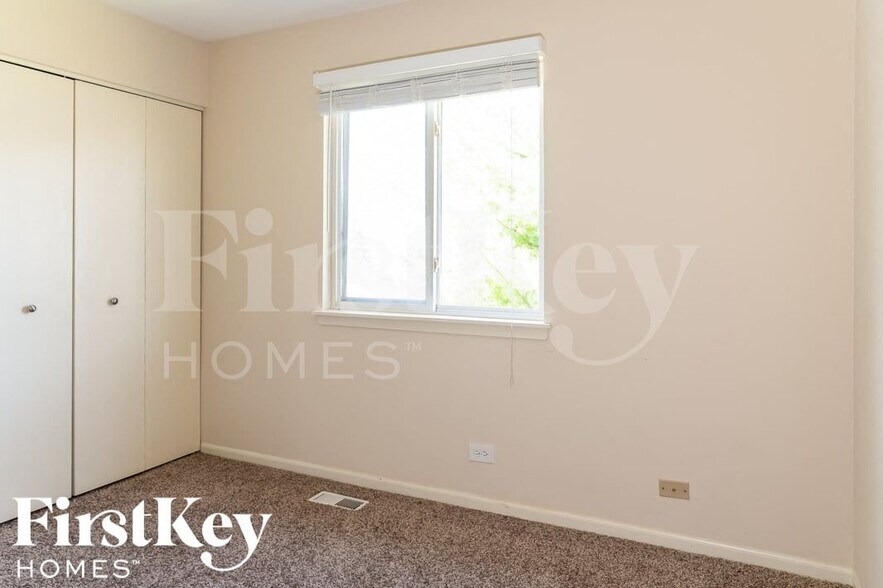 Building Photo - 2406 Aspen Dr