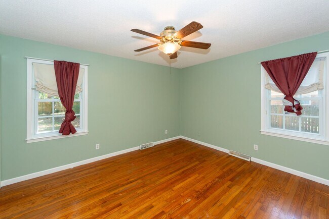 Building Photo - 3 Bedroom 2 Bath Home in Kings Grant - Sum...