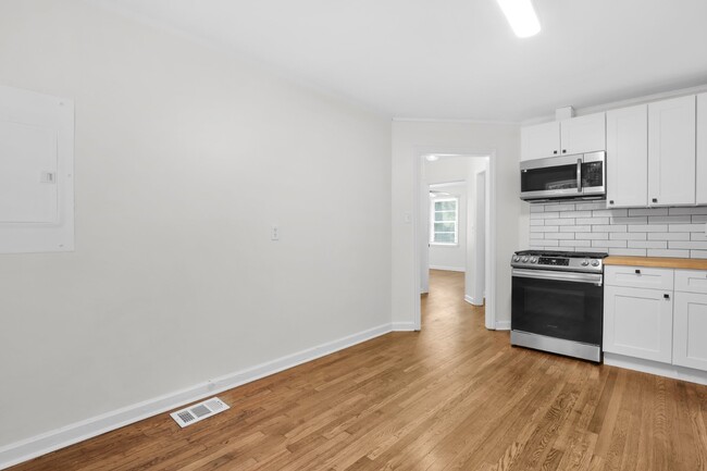 Building Photo - 1305 E 71st St