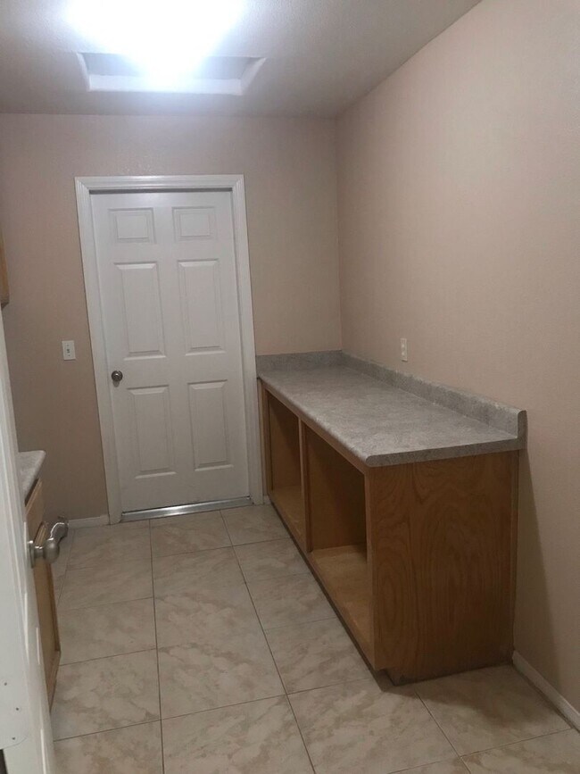 Building Photo - 4 BEDROOM HOME WITH VIEWS, NEAR WAALEW IN SYCAMORE ROCKS AREA OF APPLE VALLEY.