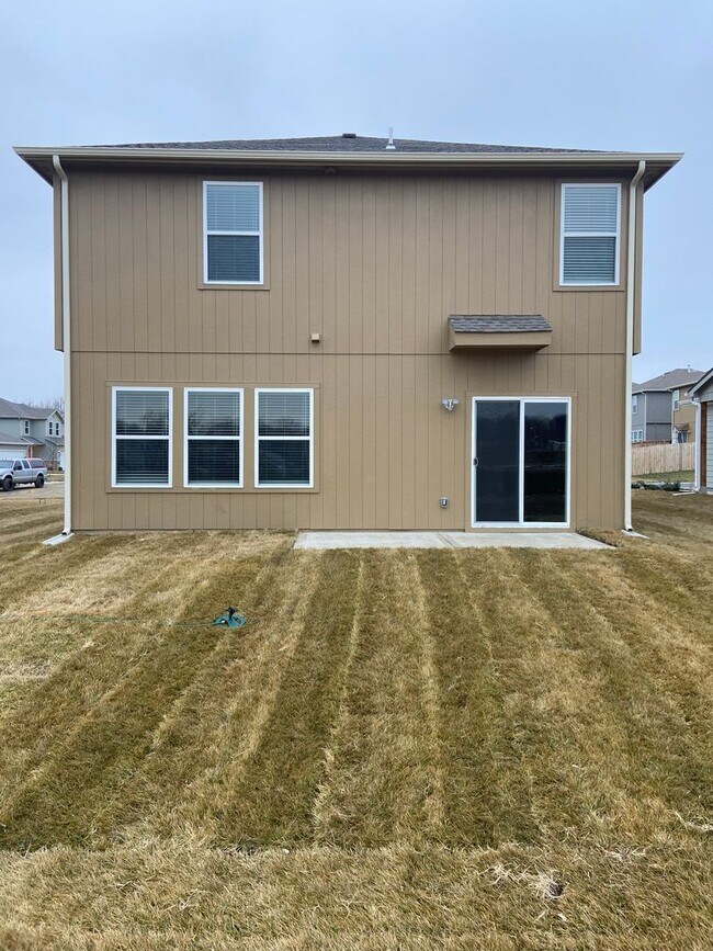 Building Photo - Modern Spring Hill Living | 3 Bed, 2.5 Bath Home with Loft, Open Floor Plan & Privacy Fence!