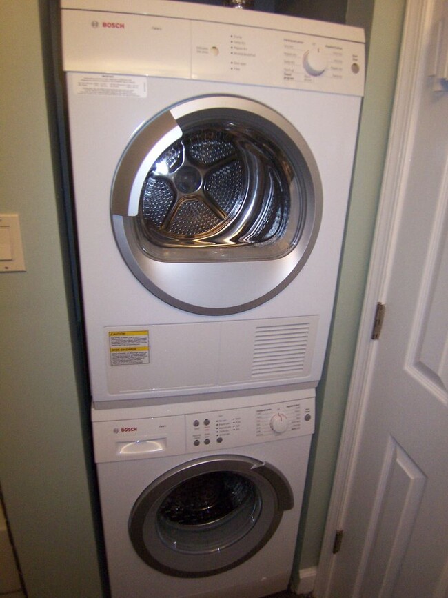 Building Photo - Logan/Dupont 1BR 1BA unit with hardwood fl...