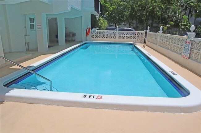 Building Photo - 3000 Riomar St