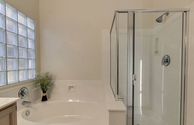 Building Photo - Spacious 3 Bedroom in the Foothills!