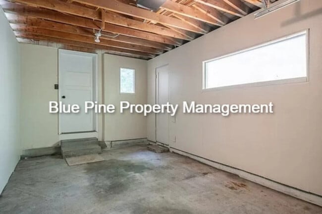 Building Photo - 1170 Saint Clair Rd