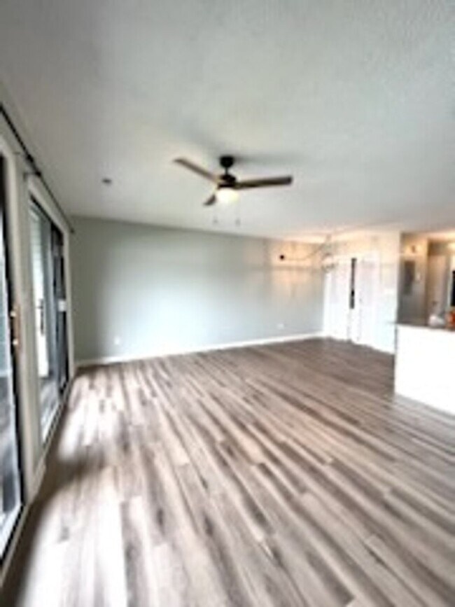 Building Photo - 500 Fairway Village Dr