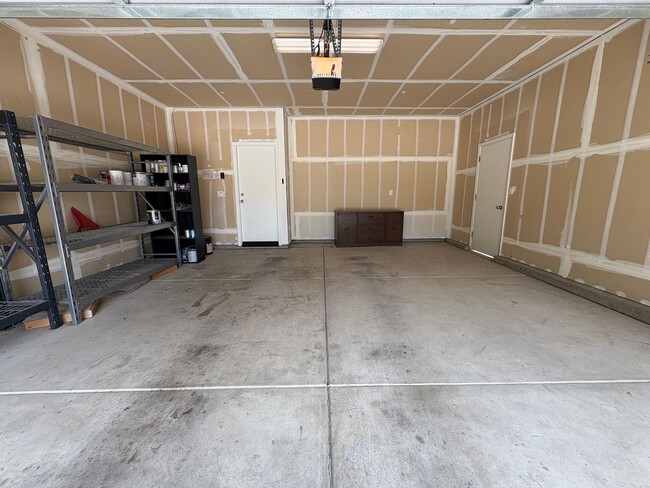 Building Photo - 3 Bedroom Home located NW Visalia!