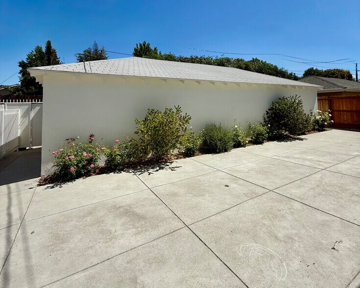 Building Photo - 12753 Oxnard St
