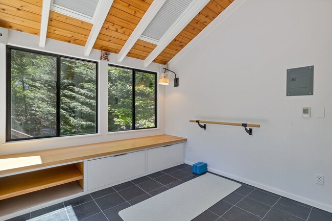 Building Photo - Great modern home located on Mercer Island