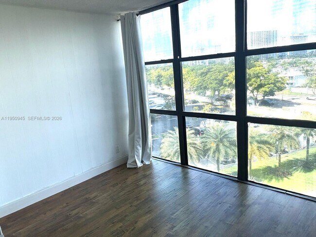 Building Photo - 1000 Parkview Dr