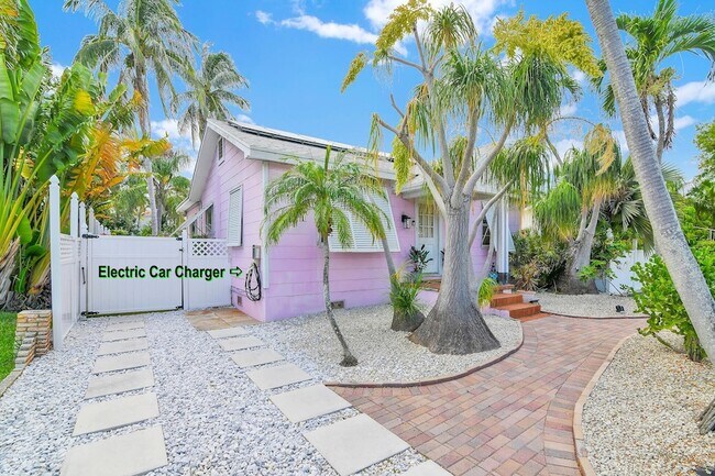 Building Photo - 3218 Palm Dr