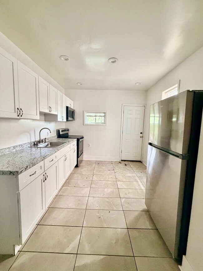 Building Photo - Spacious 3-Bedroom Home with Central A/C, In-Unit Laundry & Pet-Friendly Living