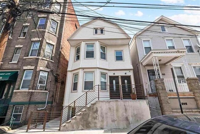 Building Photo - 84 Neptune Ave
