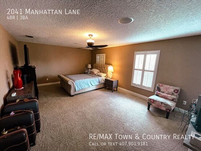 Building Photo - 2041 Manhattan Ln