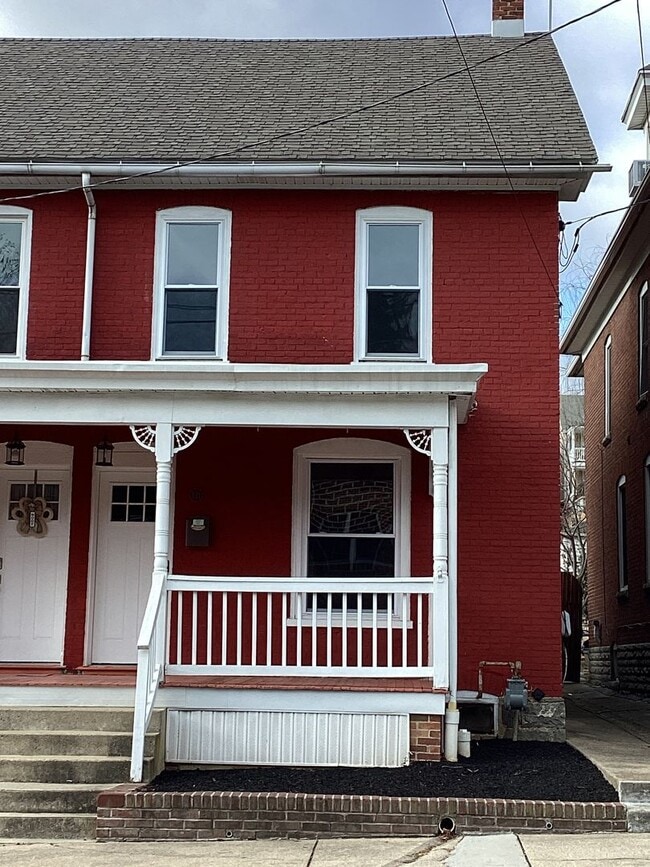 Building Photo - Beautifully Updated Half Duplex in the Boro