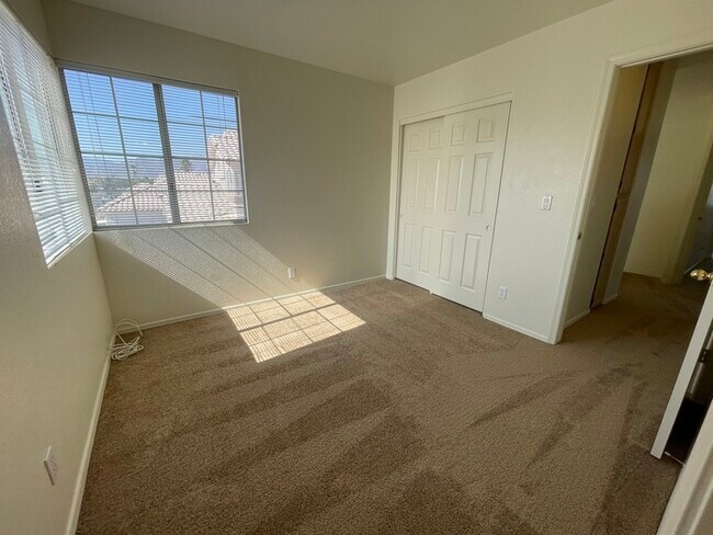 Building Photo - To schedule a viewing, call Wally Fellman ...