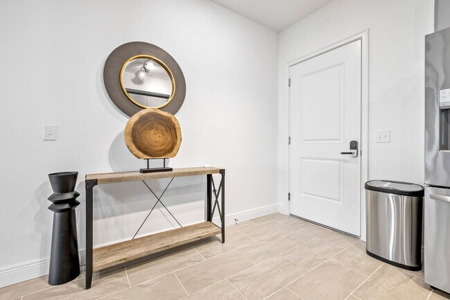 Building Photo - 605 Kemp St