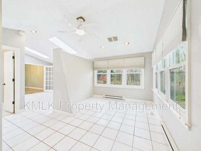 Building Photo - 874 Pleasant St