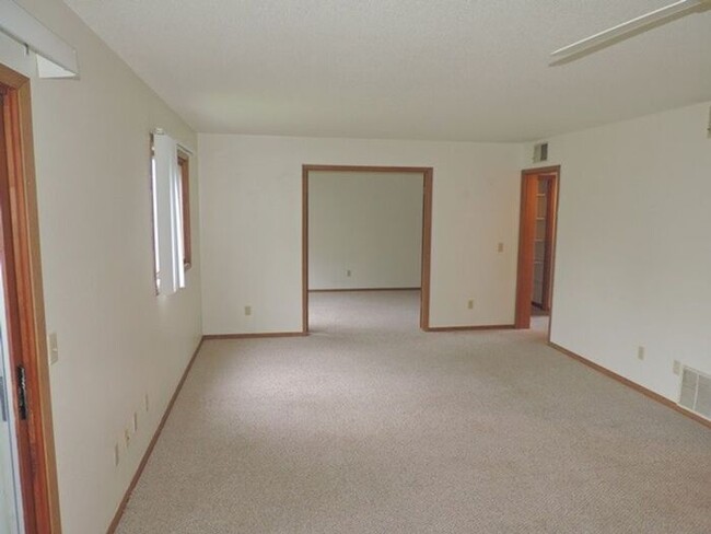 Building Photo - $1,100 | 2 Bedroom, 1 Bathroom Condo | Cat...