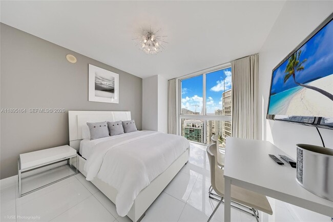 Building Photo - 495 Brickell Ave