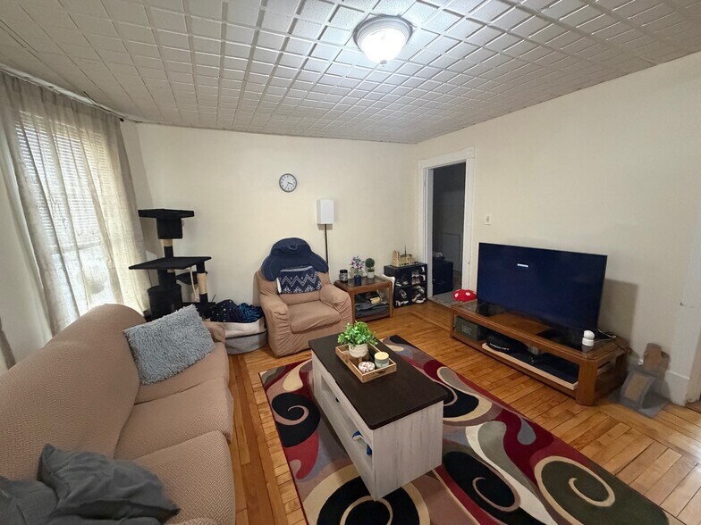 Building Photo - 429 Main St