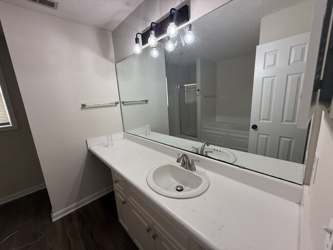 Building Photo - Modern Updated Top Floor unit! Freshly Pai...