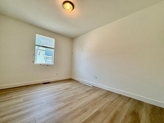 Building Photo - Beautiful 2025-Built Home in North Fort Collins!
