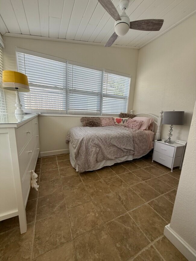 Building Photo - 129 36th Ave NE