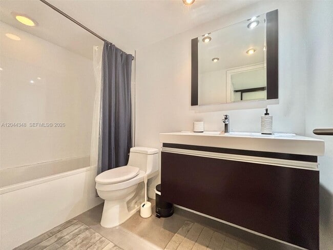 Building Photo - 2030 S Ocean Dr