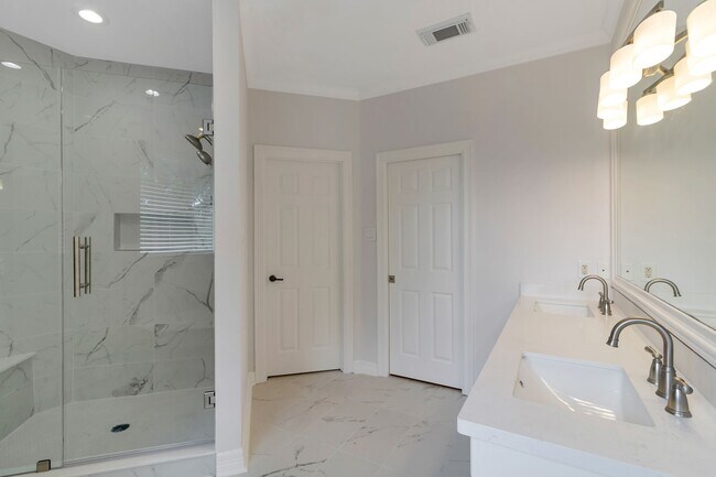 Building Photo - 14918 Plantation Oak Dr