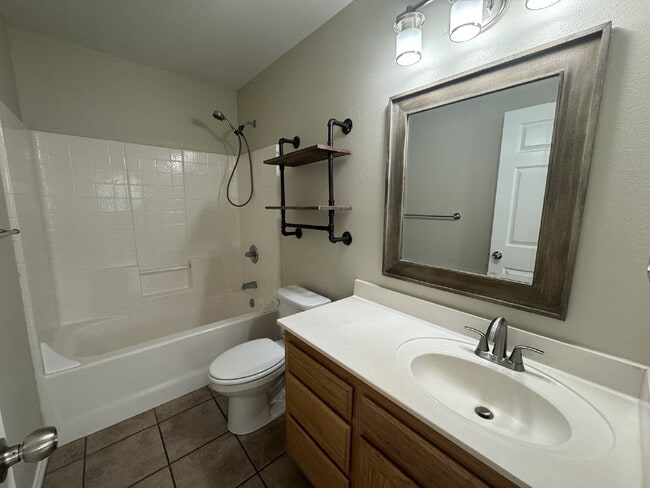 Building Photo - 3 bedroom 2 bath brick duplex in excellent...