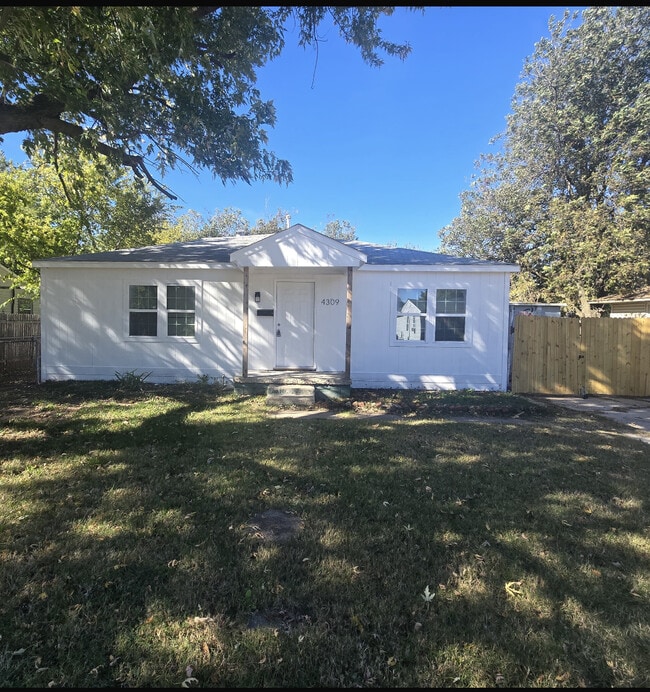 Primary Photo - 4309 N Wall St