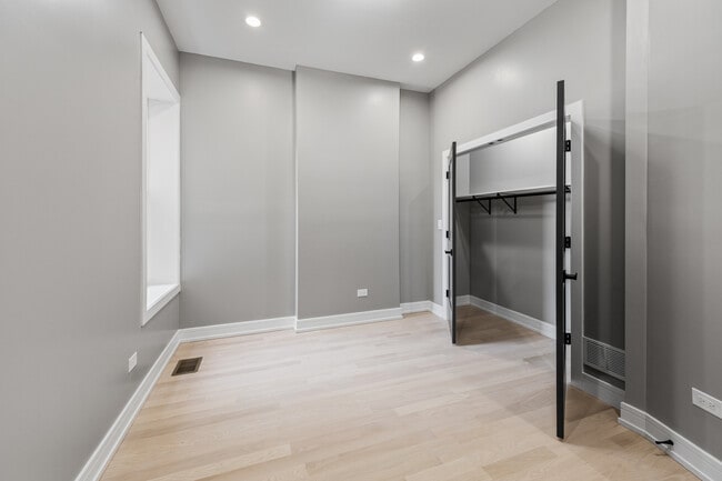 Building Photo - 2816 W Warren Blvd