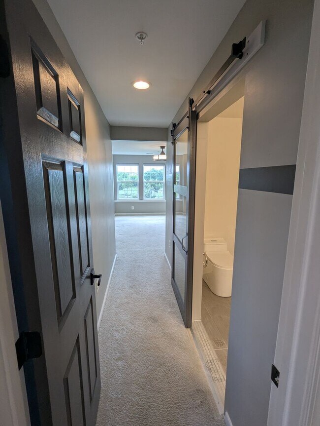 Building Photo - Two Level END UNIT condo in East of Market...
