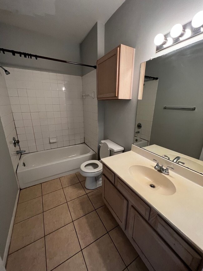 Building Photo - 2 Bed, 2 bath condo located  in a gated co...
