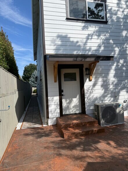 Separate entrance to downstairs apartment - 1184 Rutherford Dr