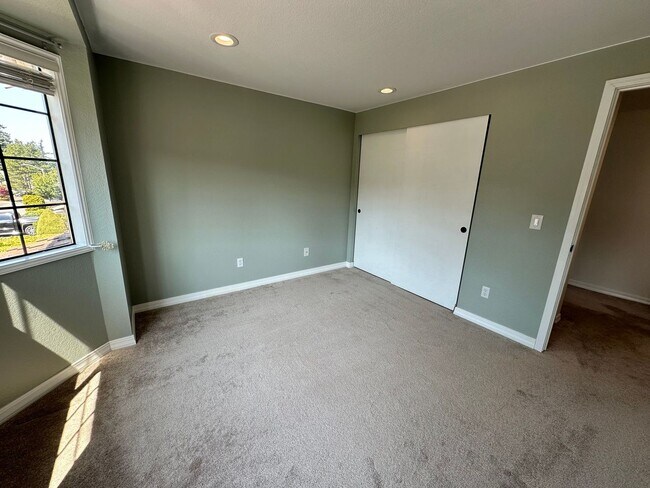 Building Photo - Stunning large 3 bedroom home in West Aubu...