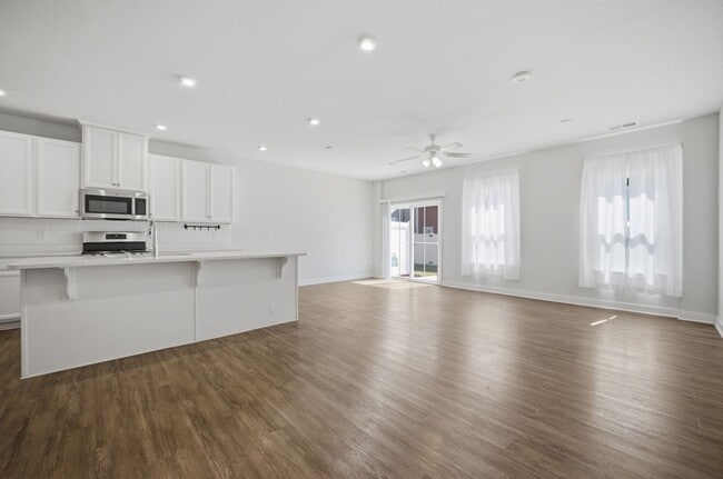 Building Photo - Chesapeake-Townhouse-Cardinal Meadows-3BR-2.5BA-1 Car Garage