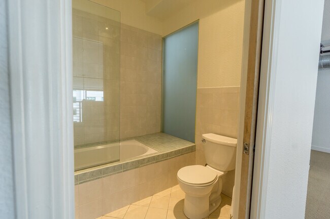 Building Photo - 346 1st St